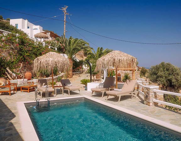 Βεράντα με ξαπλώστρες στο Pelagos Residence