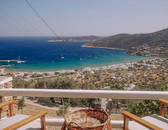 Θέα στον Πλατύ Γιαλό από το Pelagos Residence