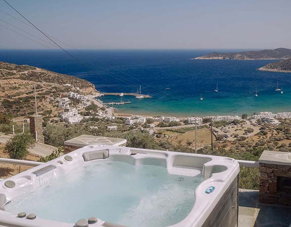 Υδρομασάζ με θέα στη θάλασσα στο Pelagos Residence