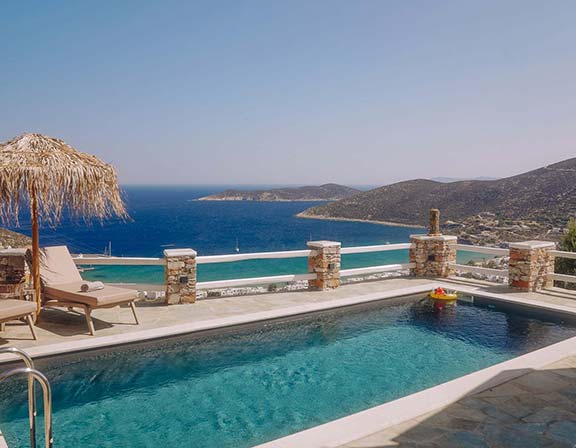 Πισίνα με θέα στον Πλατύ Γιαλό