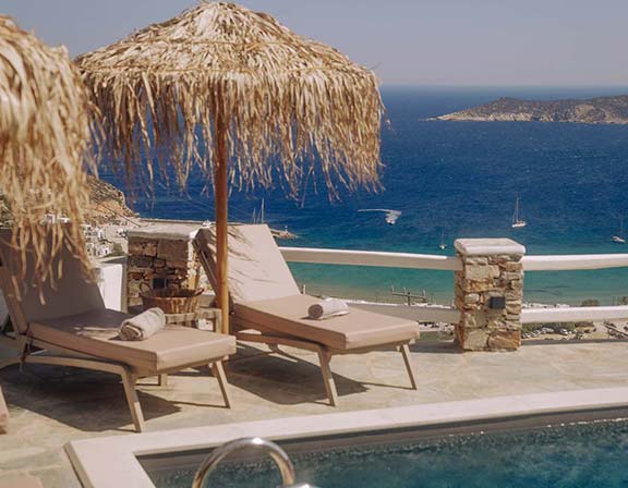 Ο χώρος της πισίνας στο Pelagos Residence