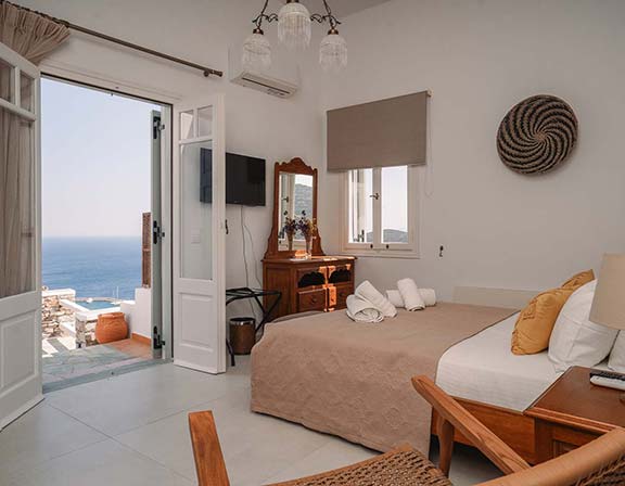 Το κυρίως υπνοδωμάτιο του Pelagos Residence στη Σίφνο