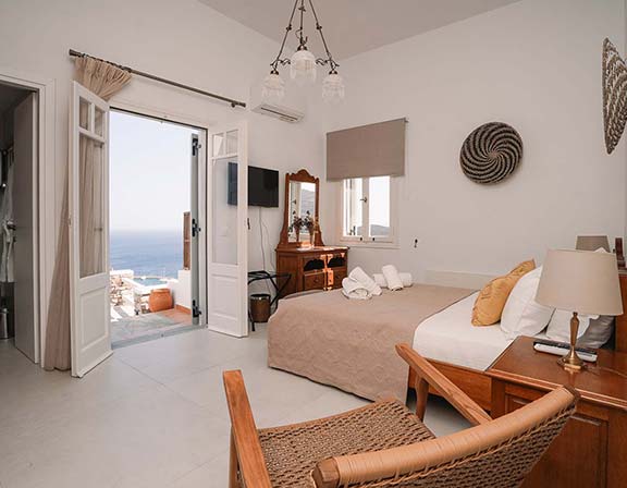 Το καθιστικό με το τζάκι στο Pelagos Residence