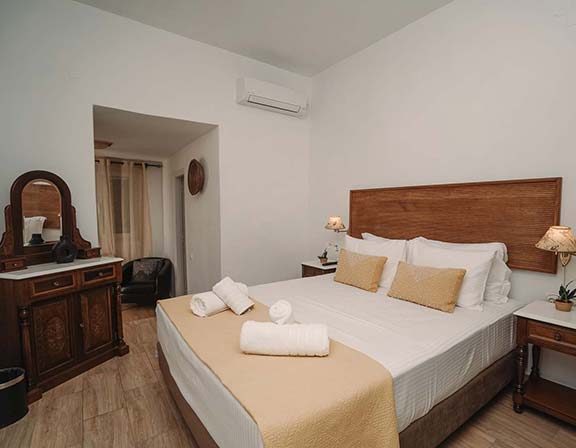 Κυρίως υπνοδωμάτιο με διπλό κρεβάτι