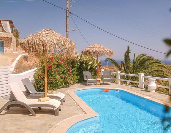 Μεγάλη πισίνα με υδρομασάζ στο Βίλα Πέλαγος